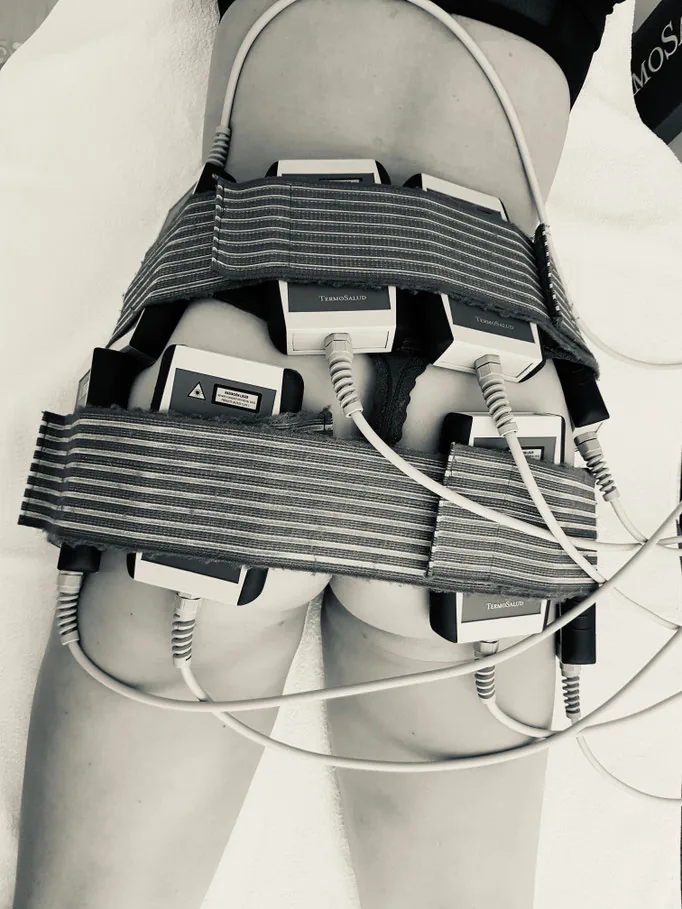 Applikatoren einer Körperbehandlung im Einsatz