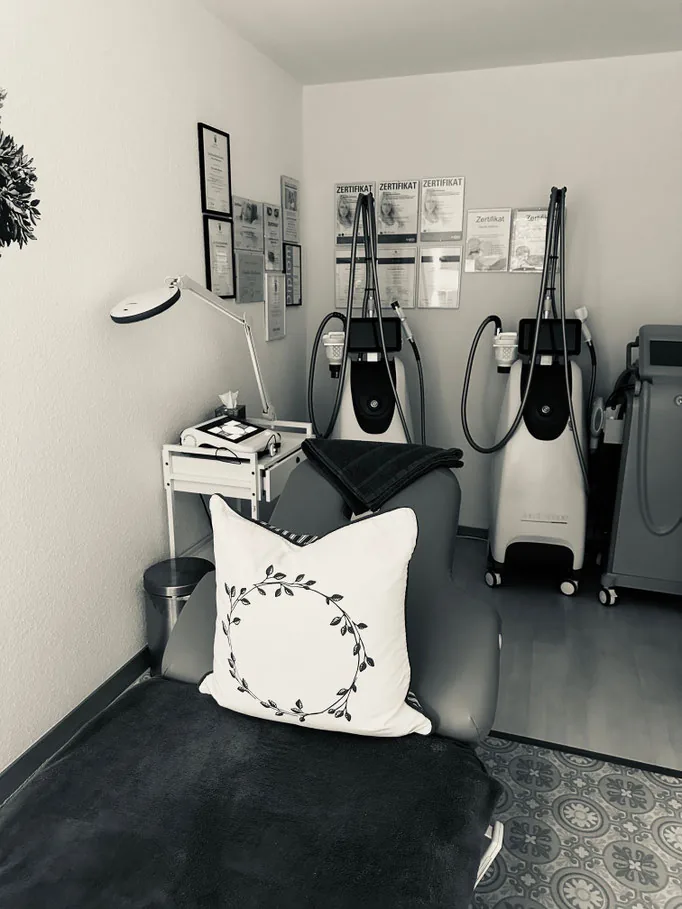 Behandlungsraum der Praxis Loft 23 mit den Geräten